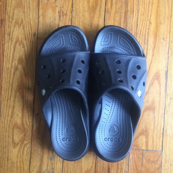 are crocs open toed shoes